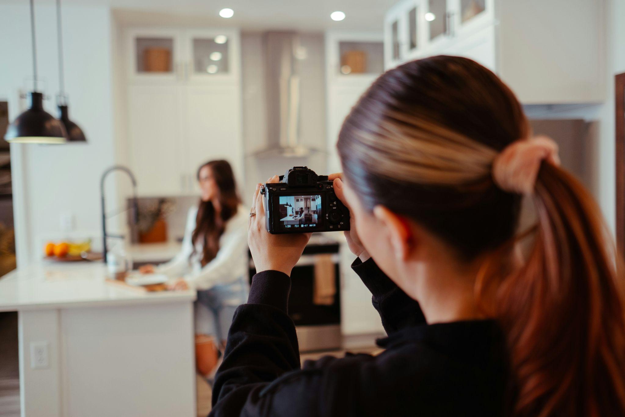 content creators followers to paying subscribers, convert followers into paying subscribers, monetize social media followers, increase paid subscribers online, grow paying audience, subscriber conversion tips, transforming followers into customers, social media monetization strategies, turning followers into income, digital content monetization